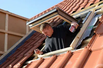 Pose de fenêtre de toit et velux par un couvreur à Prignac-et-Marcamps